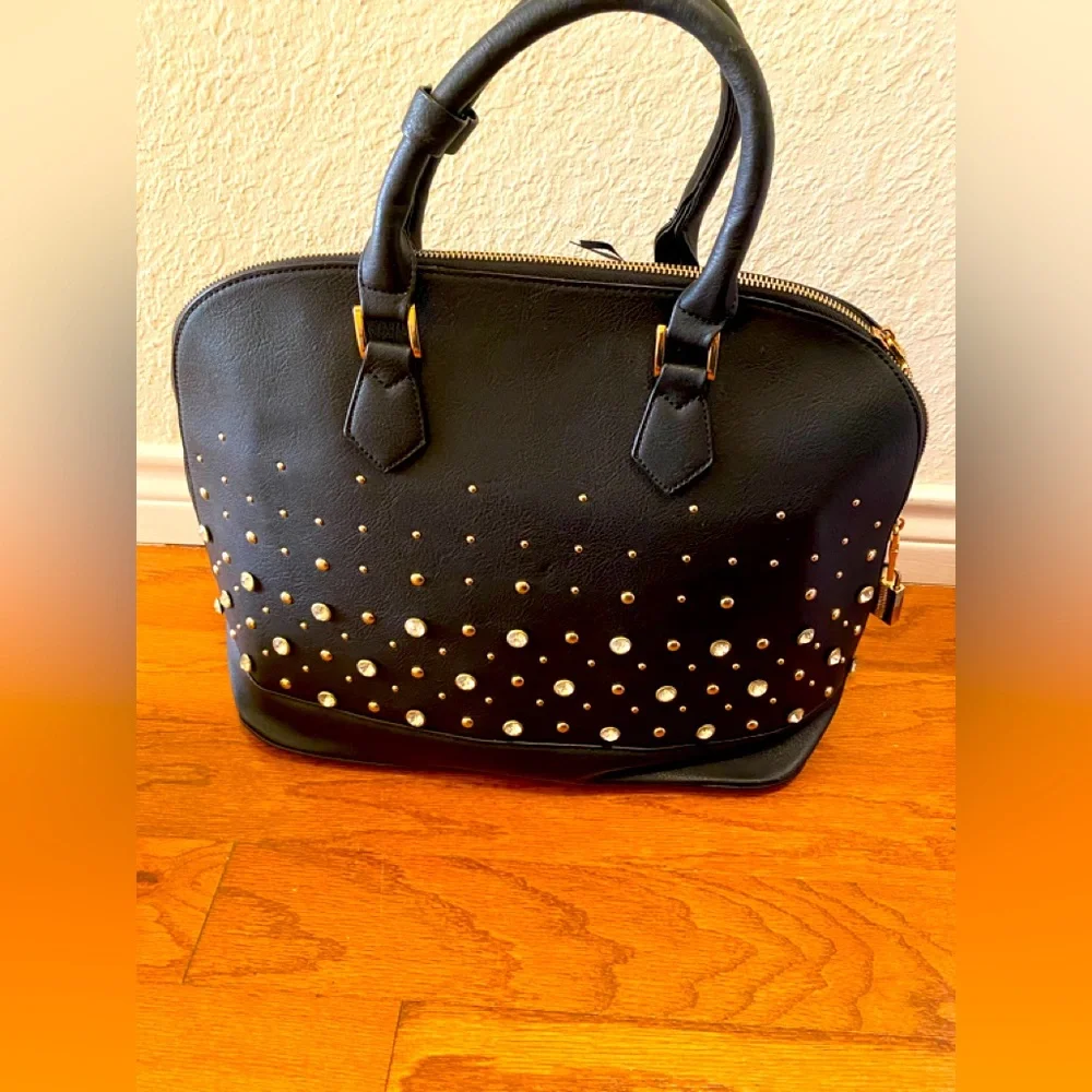 LA TERRE FASHION LIMITED BLACK PURSE - Picture 1 of 11